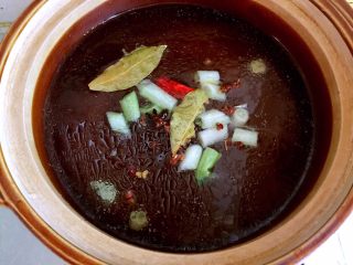 8、西红柿牛腩汤,倒入砂锅中。