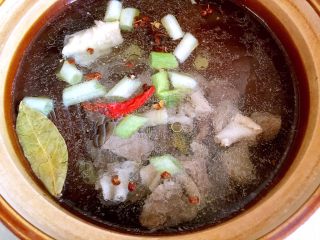 9、西红柿牛腩汤,放入牛腩。