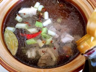 11、西红柿牛腩汤,放入酱油