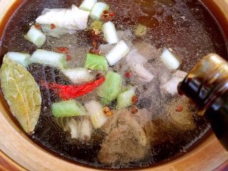 12、西红柿牛腩汤,放入蚝油，大火烧开，转小火炖1个小时。