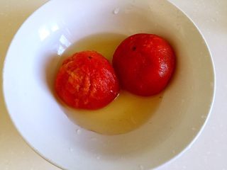 13、西红柿牛腩汤,西红柿去皮。