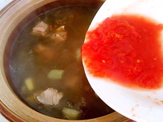 15、西红柿牛腩汤,牛腩炖一小时后倒入西红柿汁，汤汁再次烧开即可。
