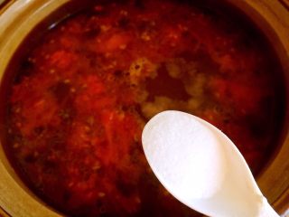 16、西红柿牛腩汤,放盐调味。