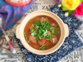 18、西红柿牛腩汤,盛出撒香菜段食用。