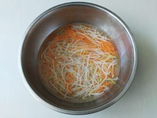 5、夏天来了，教你一招五分钟调制出爽口小凉菜,焯好的绿豆芽和胡萝卜捞出放入凉水里，这样口感会清脆些