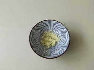 6、夏天来了，教你一招五分钟调制出爽口小凉菜,大蒜捣成蒜末，喜欢吃辣的可以再放点辣椒碎