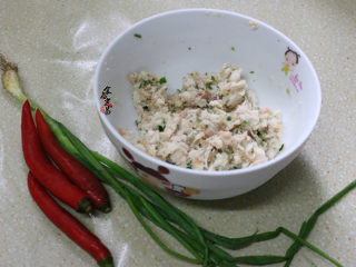 2、香辣芋头干锅,肉糜调入少许盐，酱油和小葱碎拌匀，腌制片刻