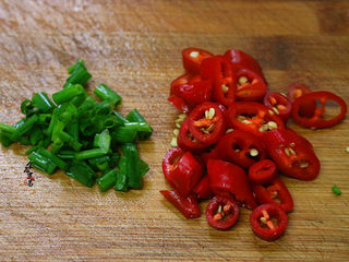 4、香辣芋头干锅,将辣椒和小葱洗净，切粒