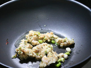 5、香辣芋头干锅,热锅，倒入食用油，将肉糜煸炒出香味