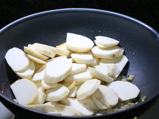 6、香辣芋头干锅,倒入芋头翻炒片刻