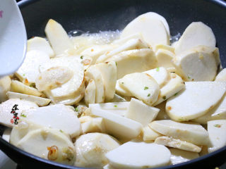 7、香辣芋头干锅,加入半碗清水，拌匀