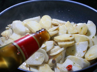 10、香辣芋头干锅,最后倒入蚝油