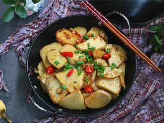 11、香辣芋头干锅,撒点葱花，翻炒均匀盛起即可