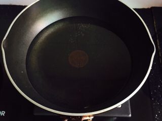 6、#猪肋排#筒骨胡萝卜粥,锅中加入冷水