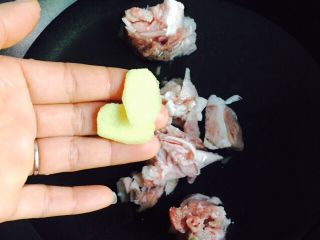 8、#猪肋排#筒骨胡萝卜粥,放两片姜片