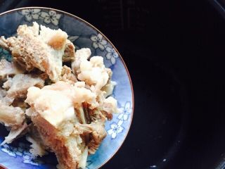 13、#猪肋排#筒骨胡萝卜粥,筒骨倒入电饭煲内胆里