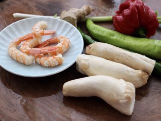 1、杏鲍菇虾仁三椒小炒,阿根廷红虾仁洗净备用,备齐其它所有的食材。