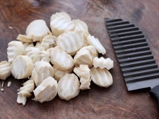 2、杏鲍菇虾仁三椒小炒,杏鲍菇用琅琊刀切花片,没有琅琊刀可以直接切片是一样的。