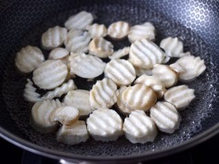 4、杏鲍菇虾仁三椒小炒,锅中倒入适量的清水烧开,锅中放入少许盐,把杏鲍菇进行焯水,看见杏鲍菇变软就可以捞出沥干水分。