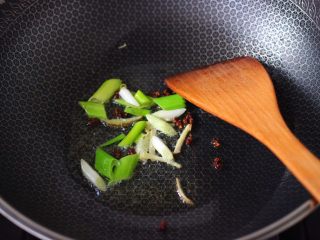 5、杏鲍菇虾仁三椒小炒,另起锅烧热后,倒入花生油小火慢慢炸香花椒,再大火爆香葱姜丝。