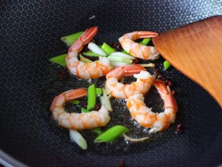 6、杏鲍菇虾仁三椒小炒,这个时候加入阿根廷红虾,大火快速翻炒熟。