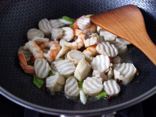 7、杏鲍菇虾仁三椒小炒,加入焯过水的杏鲍菇,继续大火进行翻炒。
