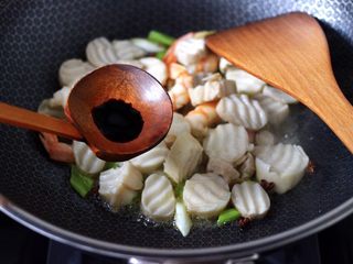 8、杏鲍菇虾仁三椒小炒,加入生抽调味调色。