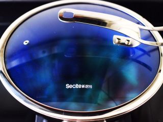 11、杏鲍菇虾仁三椒小炒,盖上锅盖大火烧开。