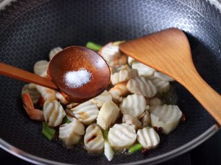 9、杏鲍菇虾仁三椒小炒,再放入适量的盐调味。