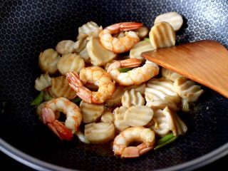 10、杏鲍菇虾仁三椒小炒,大火继续翻炒均匀所有的食材。