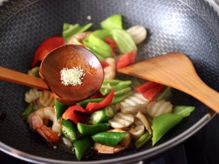 13、杏鲍菇虾仁三椒小炒,加入鸡精增加口感。