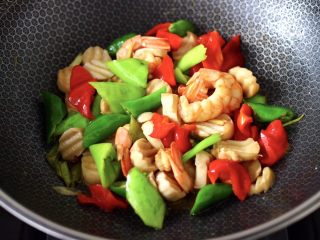 14、杏鲍菇虾仁三椒小炒,大火把所有的食材和调料,混合翻炒均匀即可关火。