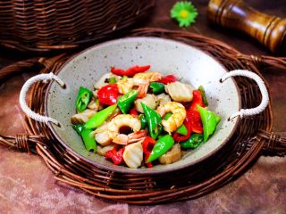 15、杏鲍菇虾仁三椒小炒,超级下饭又下酒的杏鲍菇虾仁三椒小炒出锅咯。