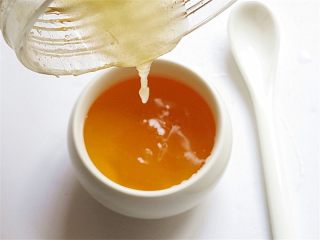 1、蜂蜜蔬菜泥,先准备好蜂蜜