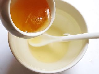2、蜂蜜蔬菜泥,开水一碗，倒入蜂蜜调成蜂蜜水