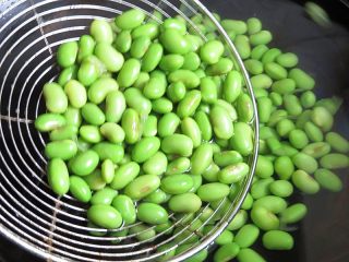 4、蜂蜜蔬菜泥,锅内烧开水，放入毛豆煮熟