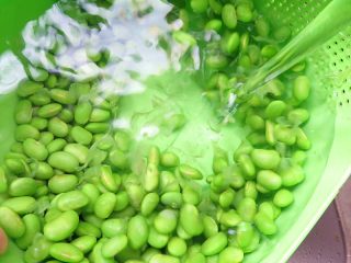 5、蜂蜜蔬菜泥,煮熟后的毛豆凉开水中淘一淘
