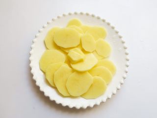 6、蜂蜜蔬菜泥,土豆削皮切成薄片