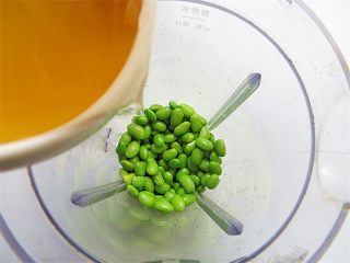 8、蜂蜜蔬菜泥,将毛豆放进料理机杯中，倒入一碗蜂蜜水打成泥