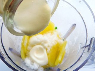 9、蜂蜜蔬菜泥,再加入蒸熟的土豆片和酸牛奶