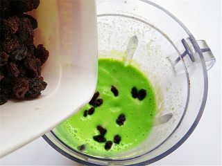 11、蜂蜜蔬菜泥,加入少量葡萄干调拌