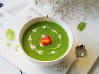 12、蜂蜜蔬菜泥,装杯，有充足时间还可以滴几滴牛奶，用牙签拉出漂亮的花儿，樱桃放在中间装饰