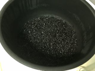 1、黄金黑米卷,把黑米洗净,放电饭煲里,加适量清水,浸泡一晚,电饭煲设定好时间,早上自动煮好。