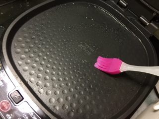 5、黄金黑米卷,电饼铛预热好后,上下盘刷上食用油,用平底锅也可以,电饼铛不要翻面更方便。