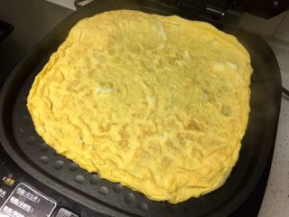 7、黄金黑米卷,盖上盖子,选择“煎蛋模式”,把鸡蛋煎熟。