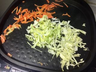 10、黄金黑米卷,再加入卷心菜翻炒。