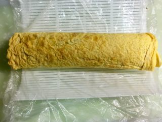 16、黄金黑米卷,卷紧压实,黑米不如白米有粘性,要多压一会儿。