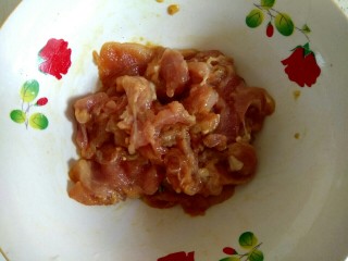 4、蘑菇小炒,猪肉切片，加入一勺生抽一勺料酒，一勺淀粉，搅拌均匀，放置一会儿