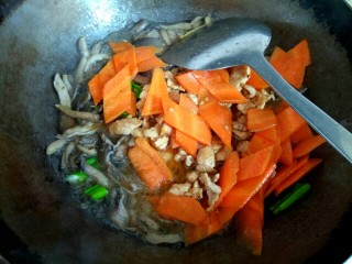 12、蘑菇小炒,倒入小碗中的调料