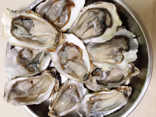 2、蒜蓉剁椒蒸生蚝,清洗干净后放入盘中